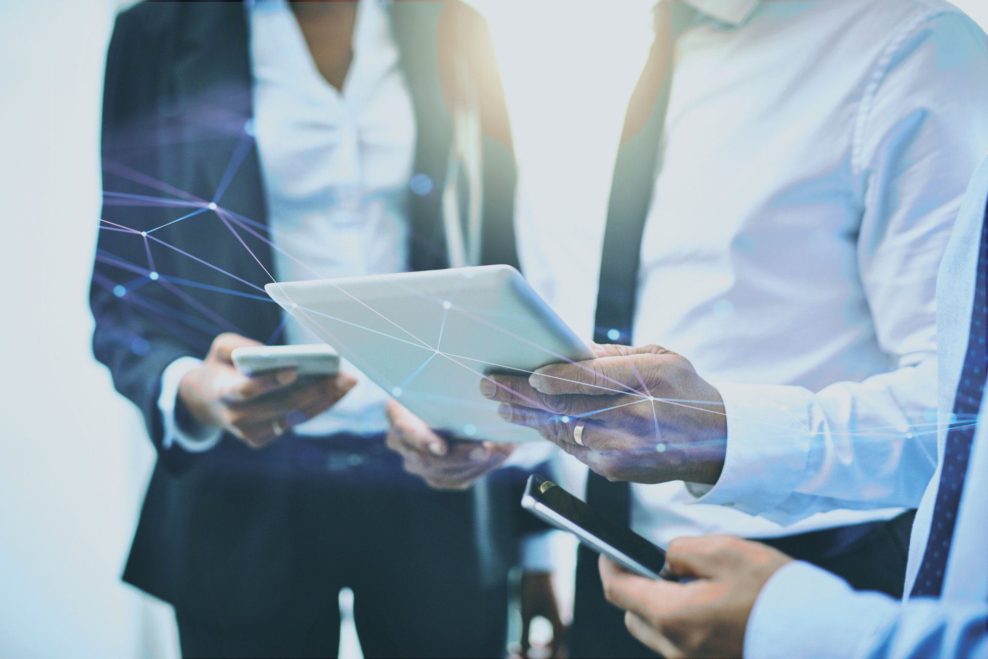 Header_Image picture people with smartphones and tablets 20181221 GLO EN
