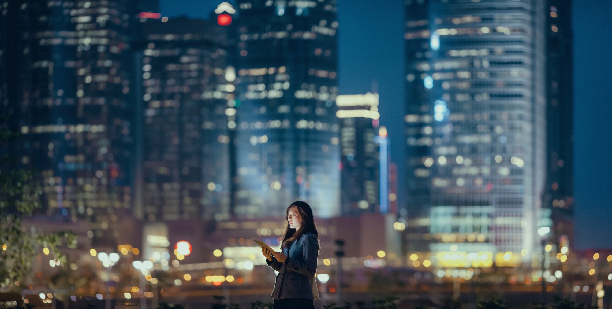 Header_IGNITE General image asian woman in front of city skyline at night 20240613 GLO EN