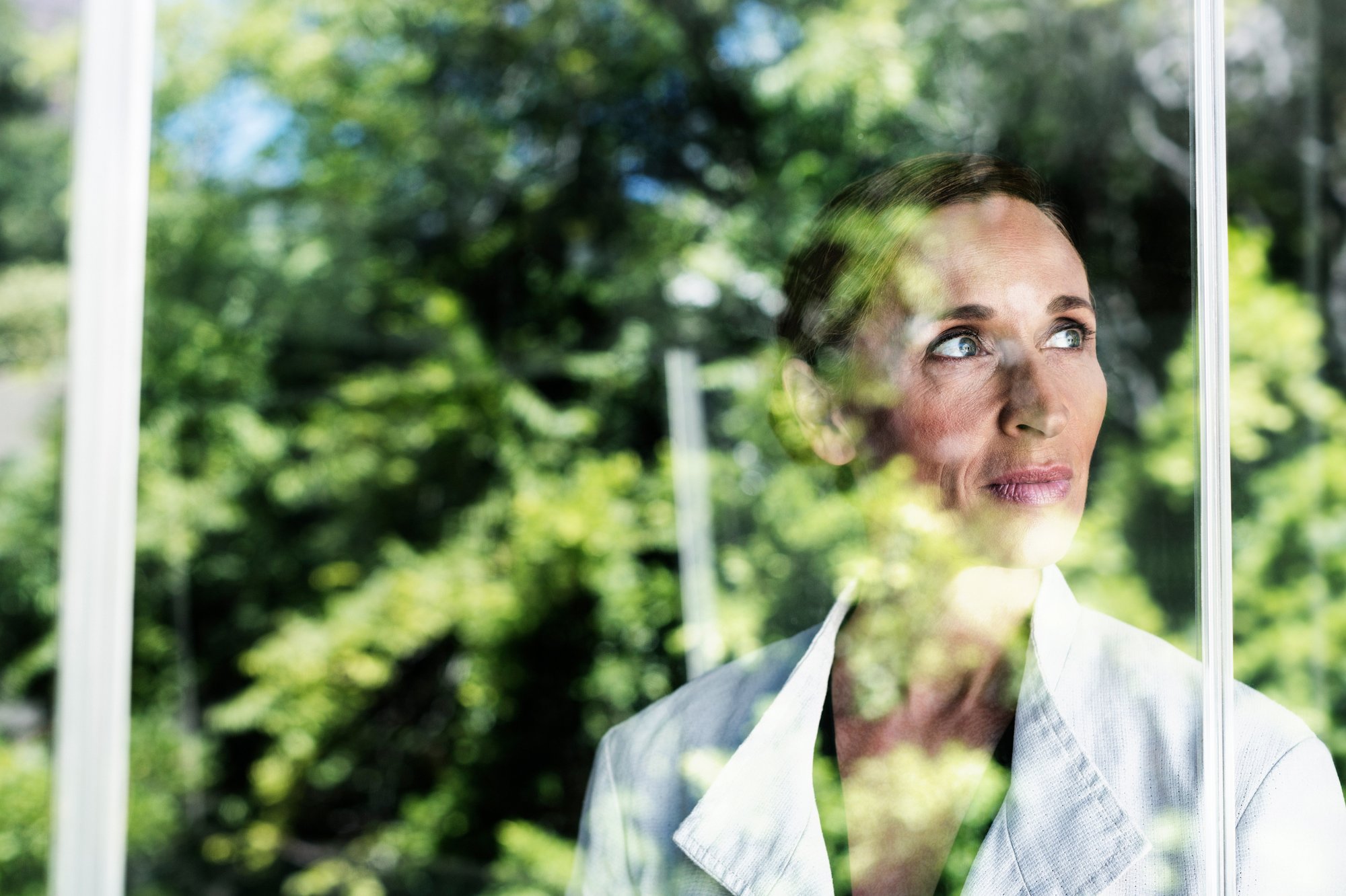Header_Image-Picture-Business-Woman-Looks-out-of-the-Window-20210630-GLO-EN
