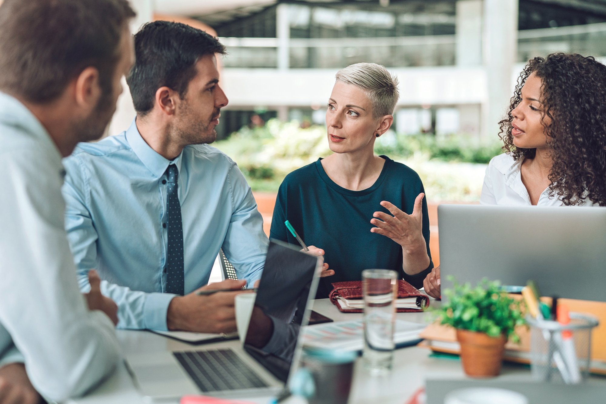 Header_Image-Picture-Creative-Team-Discussing-20210630-GLO-EN