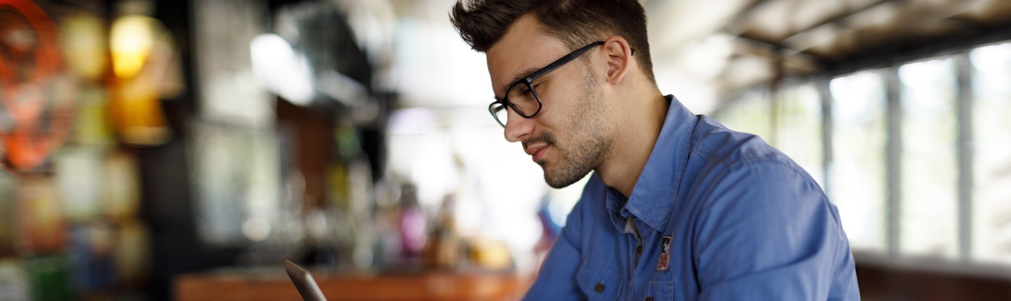 Header_Image-Picture-Man-Working-with-Tablet-Customer-User-Experience-20210504-GLO-EN