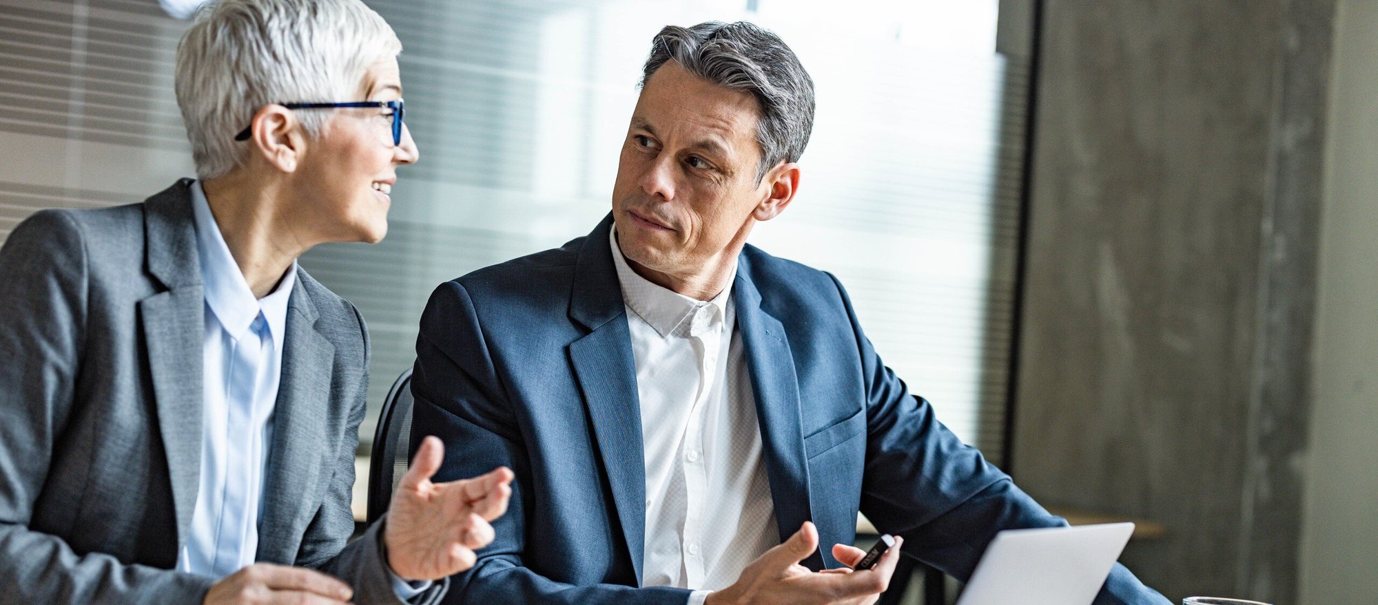 Header_Image-Picture-Two-colleagues-discuss-a-topic-20210630-GLO-EN-1