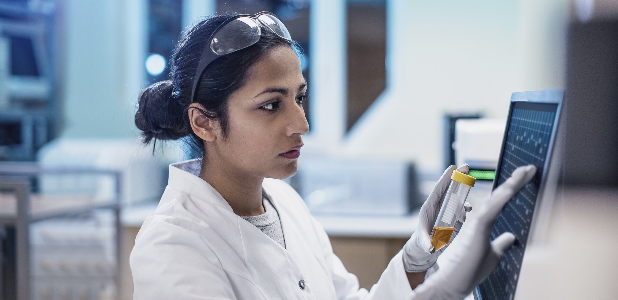 Header_Image-picture-lifescience-female-scientist-working-in-the-lab-20200729-GLO-EN