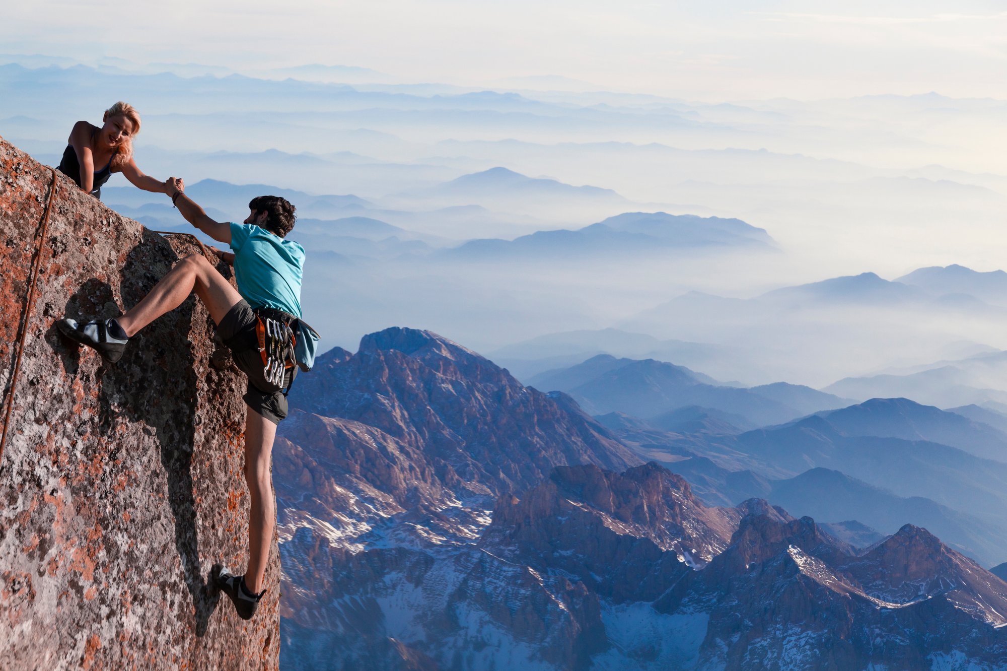 Header_Image-picture-two-free-climbers-help-each-other-in-the-mountains-20180820-GLO-EN