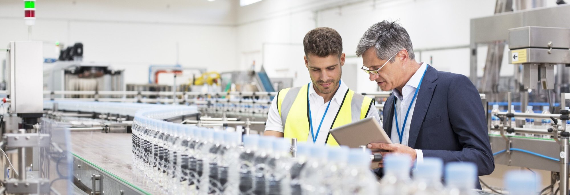 Header_Image-picture-two-man-watching-plastic-bottles-on-conveyor-belt-20221107-GLO-EN2