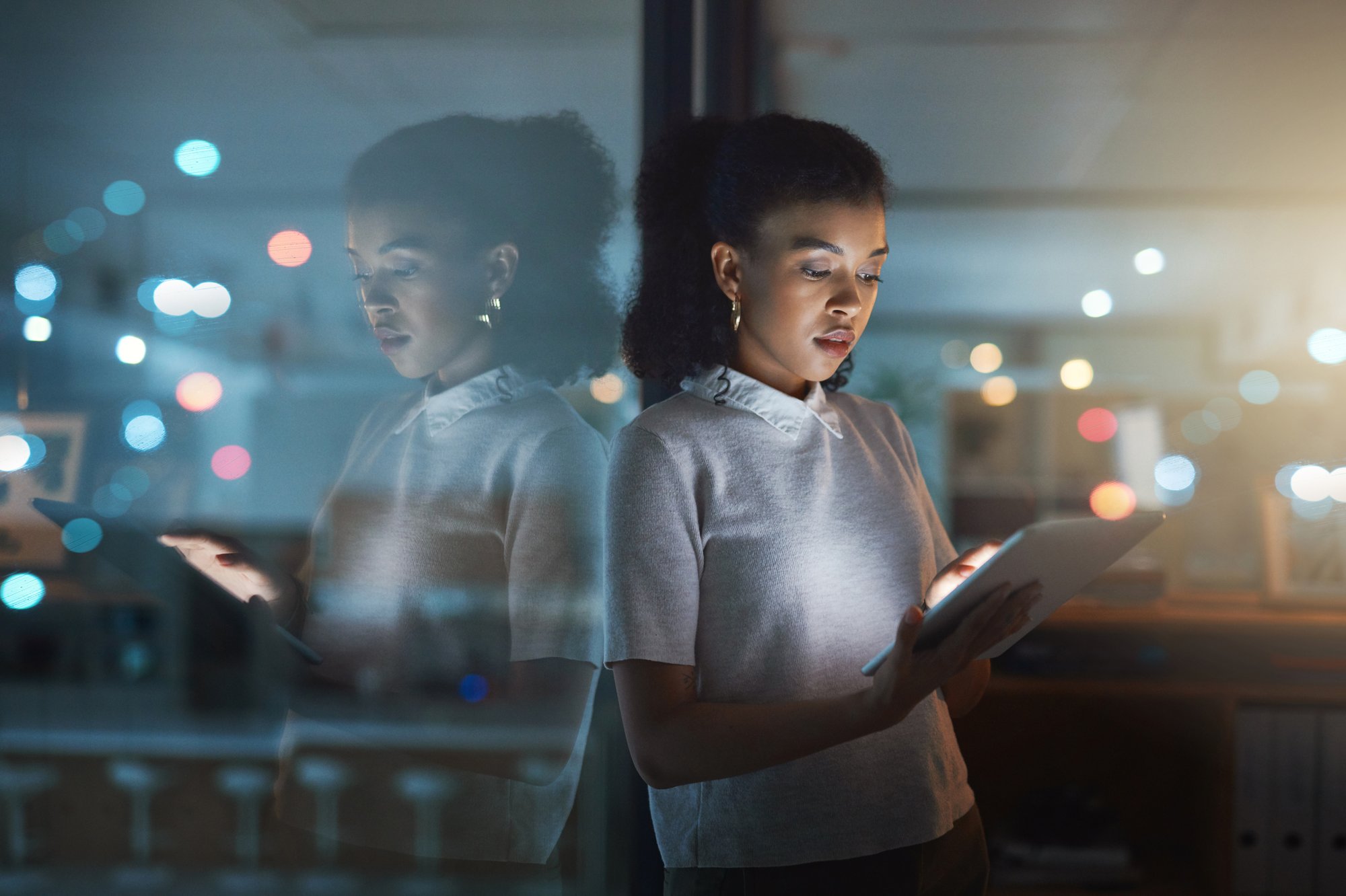 Header_Young woman standing in front of dark skyline with phone nightlights 20240412 GLO EN
